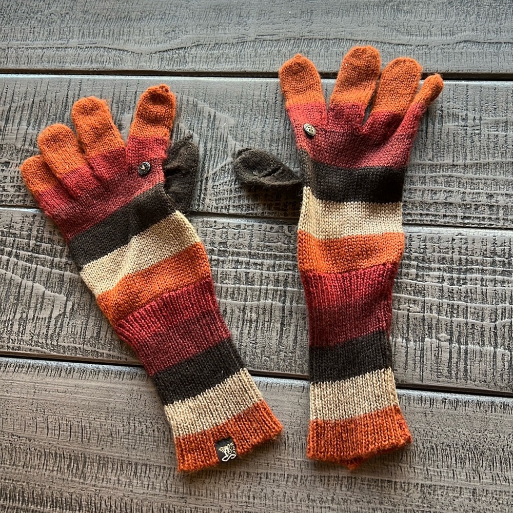 NWOT Women’s Prana Gloves Red Orange Brown Button hole thumb & finger accessible